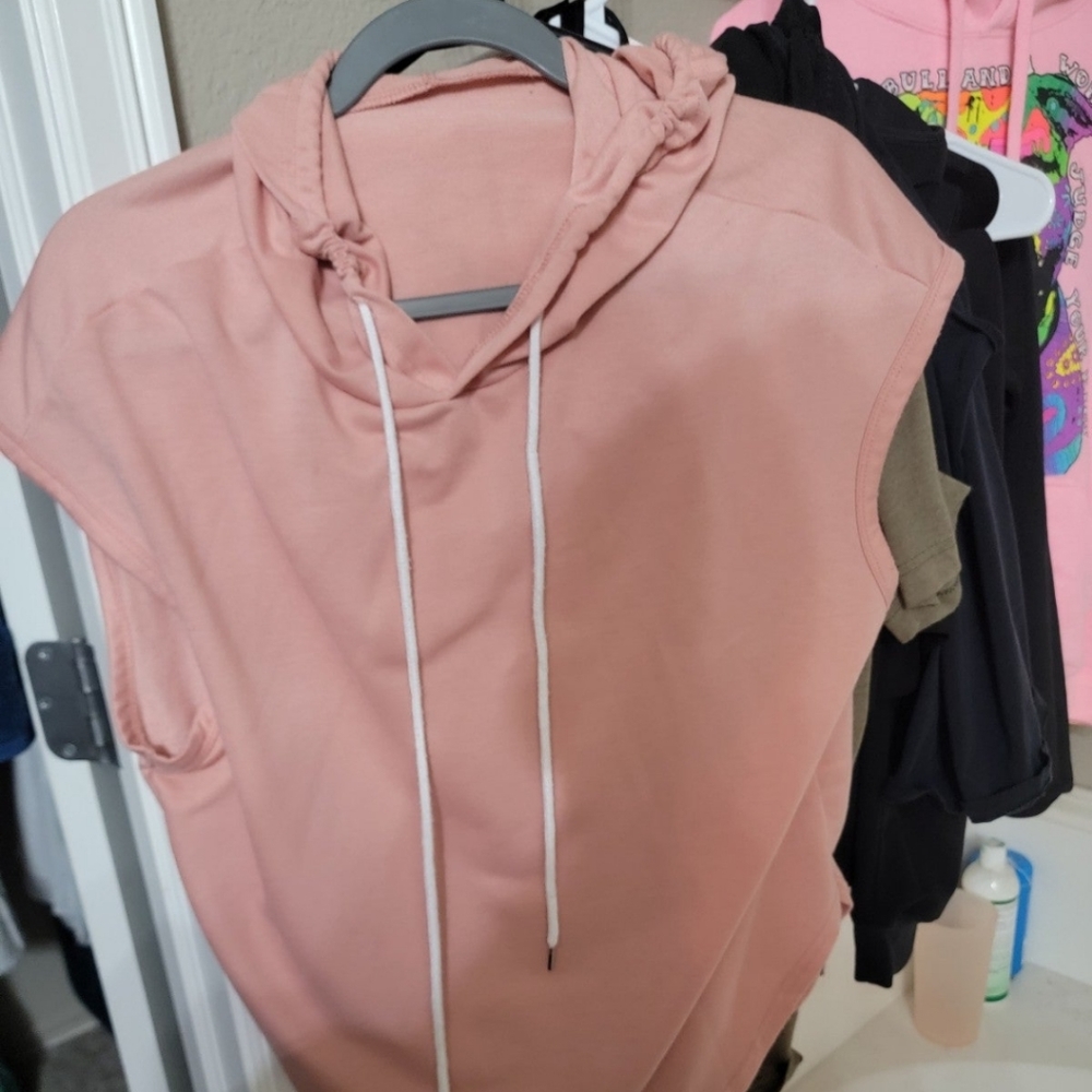 Pink hooded sleeveless tee